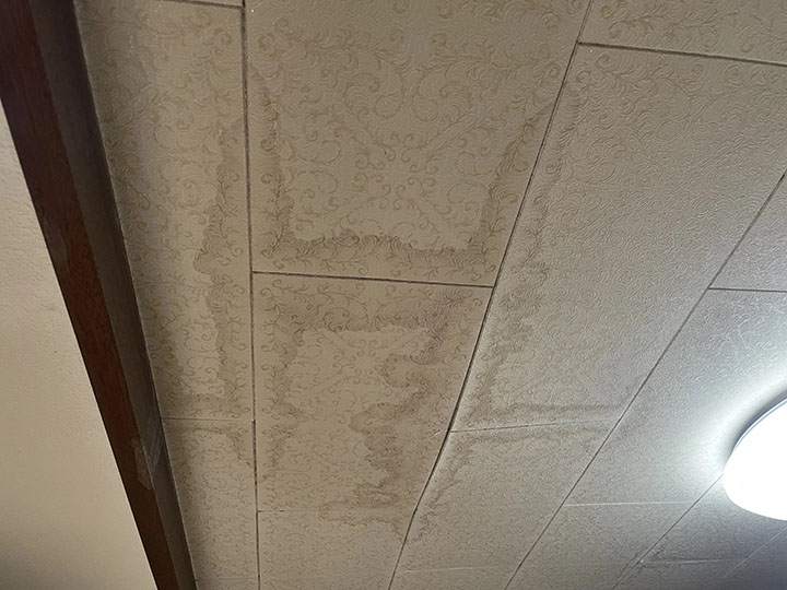施工前の天井お写真です。<br />
雨水が侵入して雨漏りが発生していました。