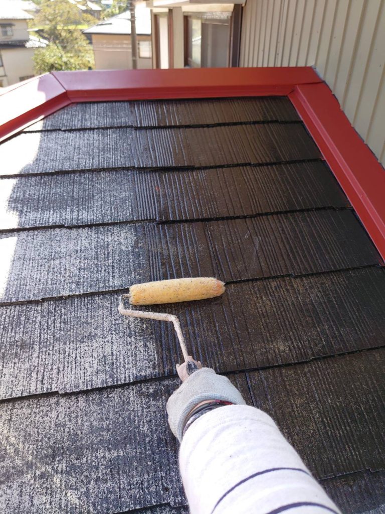 スレート屋根の下塗りを行ってまいります。